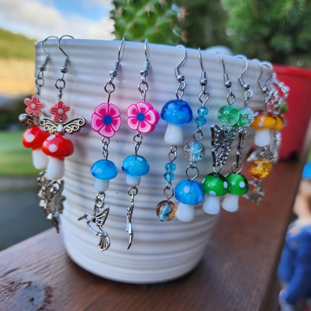🥳SALE🥳🦙🐦🍄 Spring in the air! Hummingbird mushroom dangle earrings - Picture 10 of 11